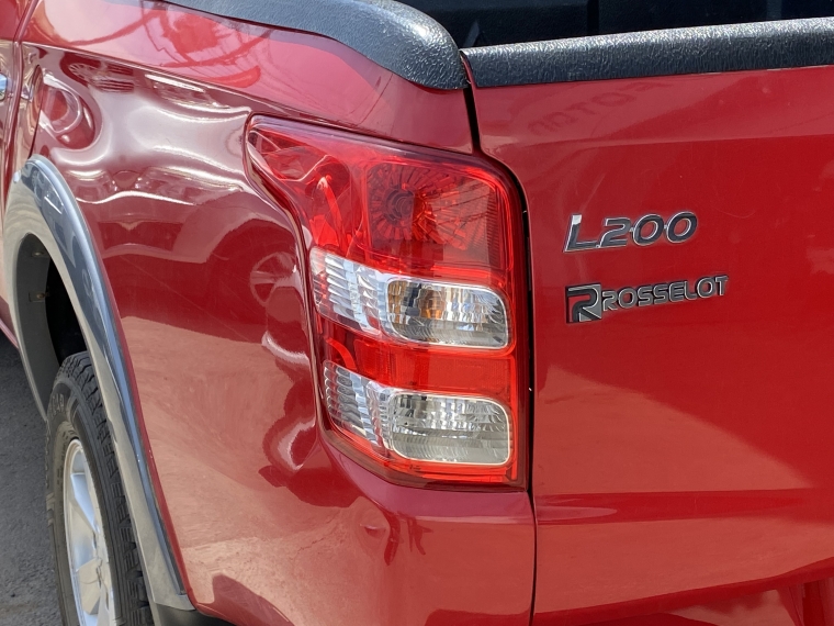 Mitsubishi L200 L200 D/c 2.4 Katana Cr 4x2 Llantas/cromado 2017 Usado en Rosselot Usados