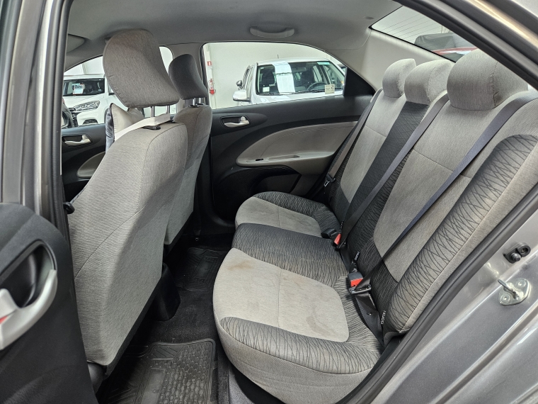 KIA Soluto — foto 8 de 17