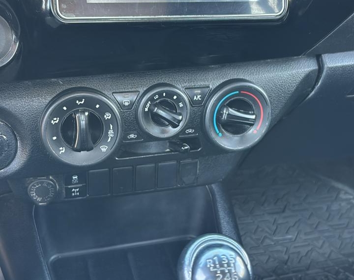 TOYOTA HILUX  Dcab DX 4x2 2.4cc - imagen 11