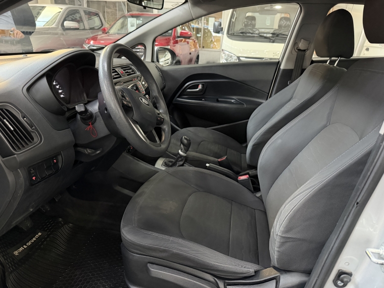 Kia Rio 5 Ex 1.4l 6mt Ac Full 2016  Usado en Grass & Arueste