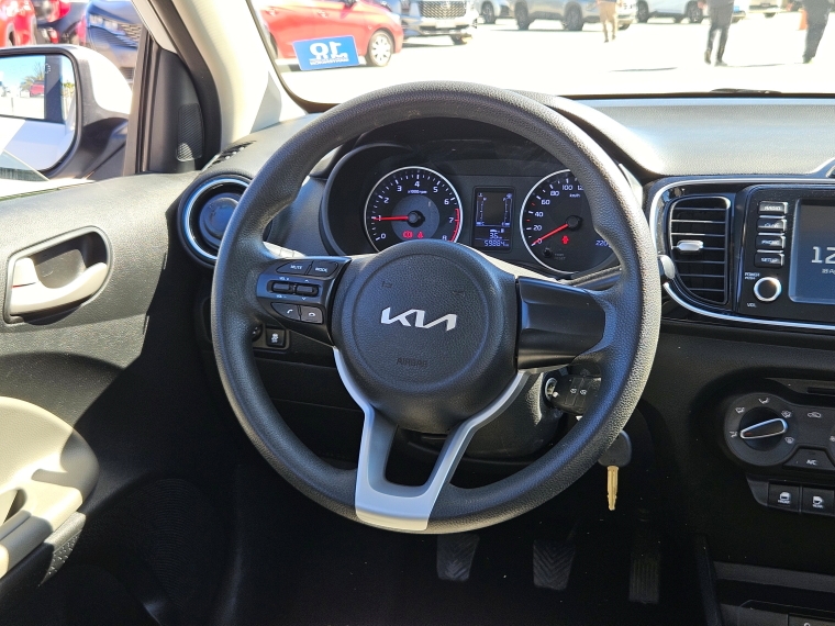 KIA Soluto — foto 9 de 16