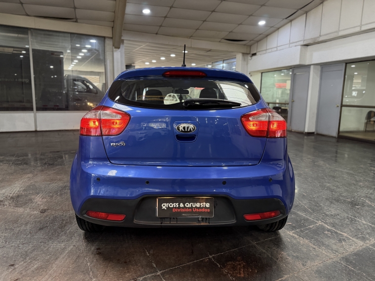 Kia Rio 5 Ub Ex 1.4l 6mt Ac 2013  Usado en Grass & Arueste