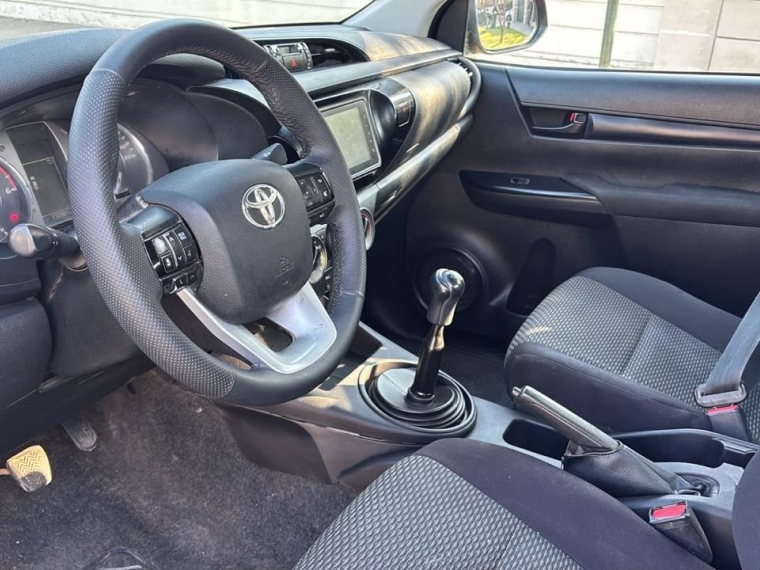 Toyota Hilux — foto 10 de 16