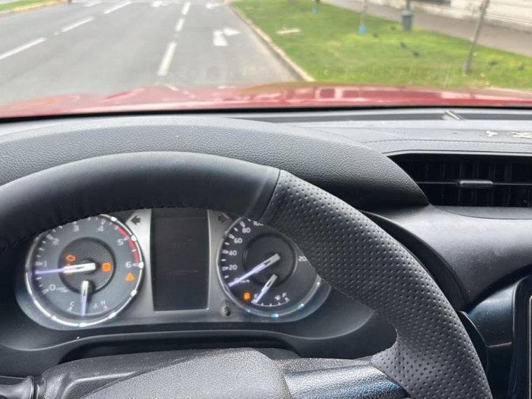 Toyota Hilux — foto 10 de 13