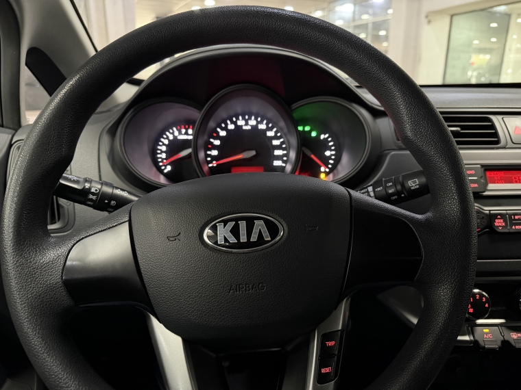 Kia Rio 5 Ub Ex 1.4l 6mt Ac 2013  Usado en Grass & Arueste