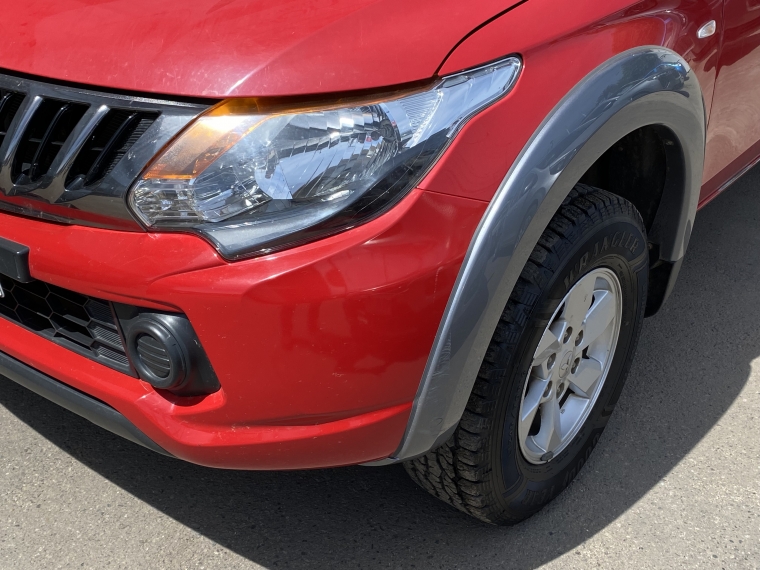 Mitsubishi L200 L200 D/c 2.4 Katana Cr 4x2 Llantas/cromado 2017 Usado en Rosselot Usados