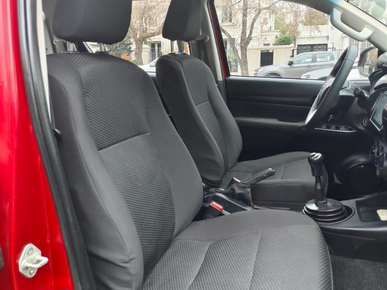 Toyota Hilux — foto 11 de 18