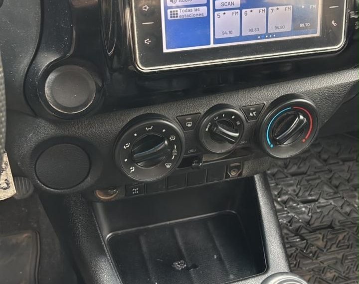 Toyota Hilux — foto 9 de 13