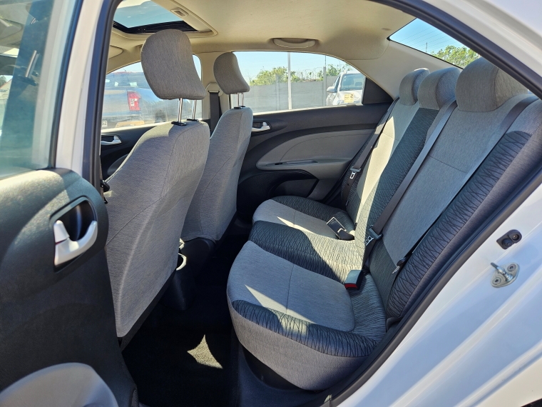 KIA Soluto — foto 5 de 16
