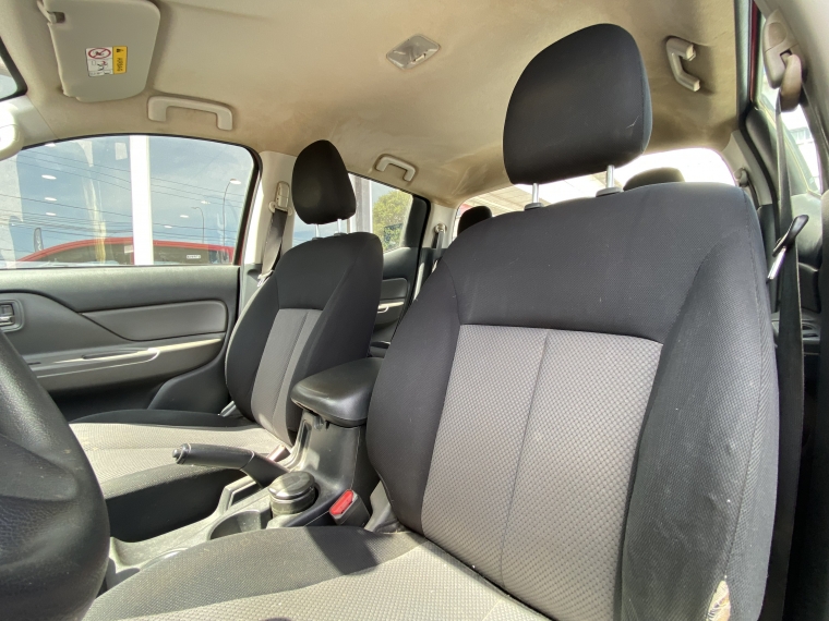 Mitsubishi L200 L200 D/c 2.4 Katana Cr 4x2 Llantas/cromado 2017 Usado en Rosselot Usados