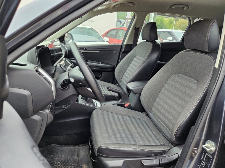 KIA Sonet — foto 10 de 16