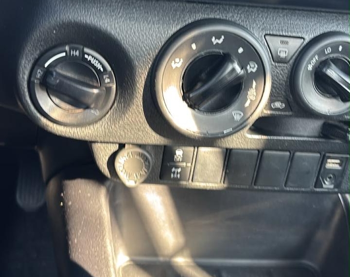 Toyota Hilux — foto 15 de 16