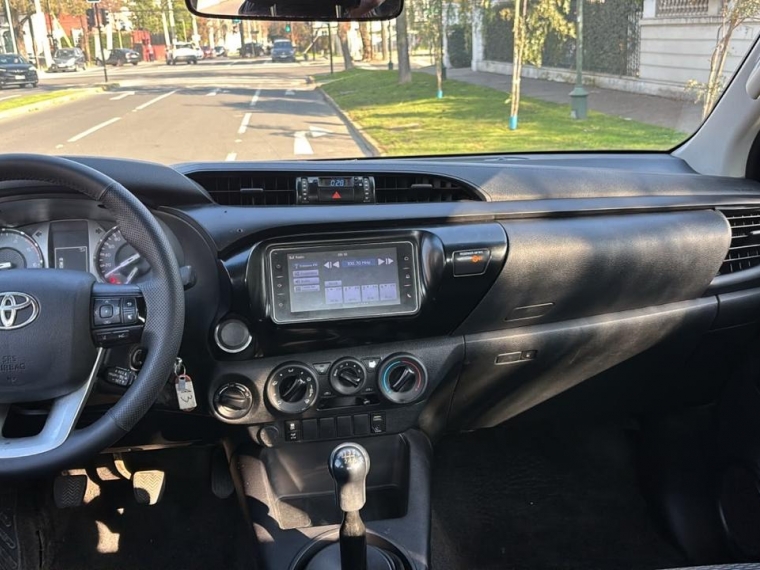 Toyota Hilux — foto 13 de 16