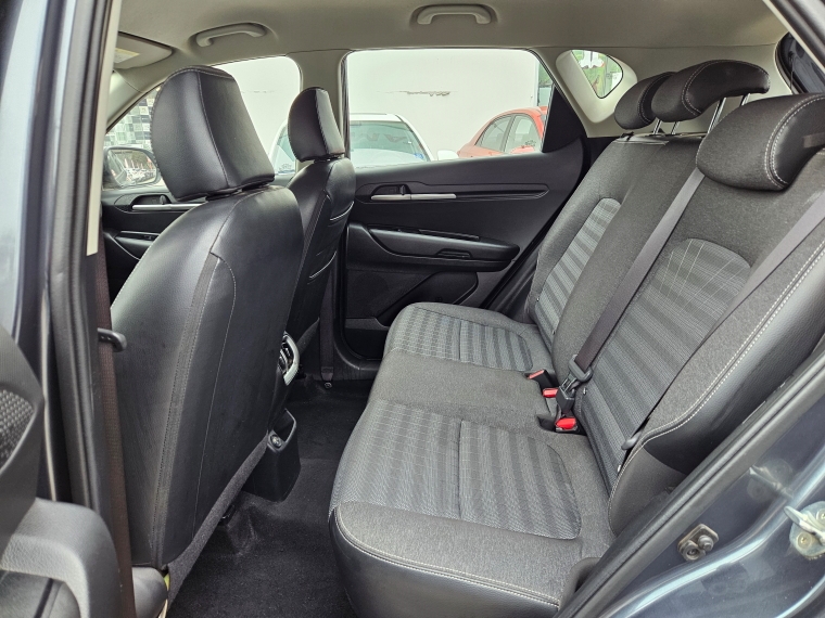 KIA Sonet — foto 7 de 16