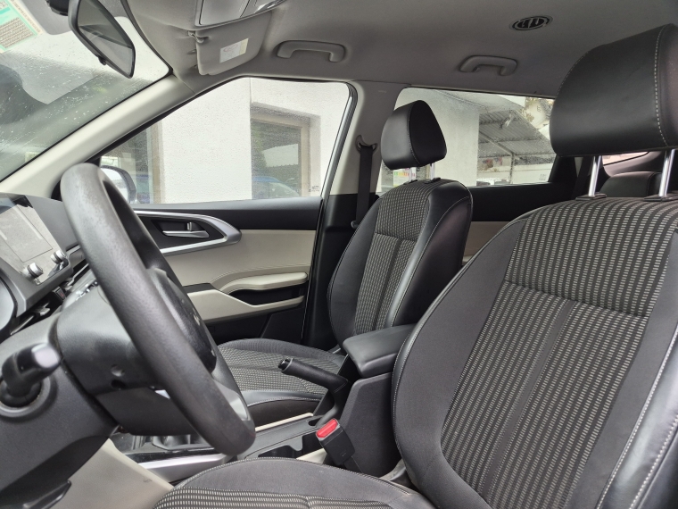 Kia Carens Carens Lx 1.5l 6mt 7p - 2222 2023 Usado en Rosselot Usados
