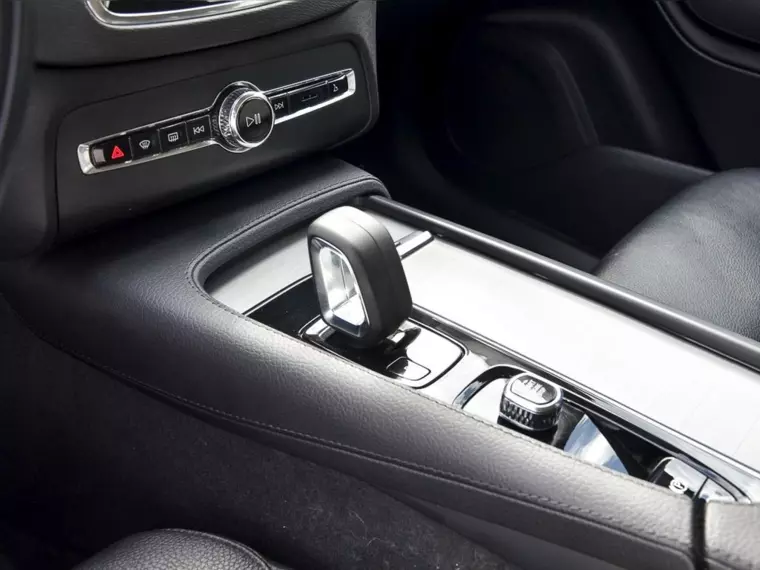 Volvo Xc90 2.0 B6 Momentum 4x4 At 5p 2022 Usado  Usado en Webautos.cl