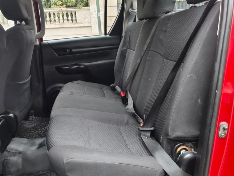 Toyota Hilux — foto 13 de 18