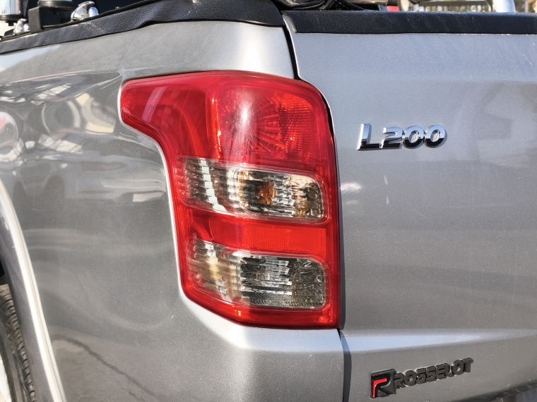 Mitsubishi L200 L200 D/c 2.4 Katana Cr 4x2 Llantas/cromado 2017 Usado en Rosselot Usados