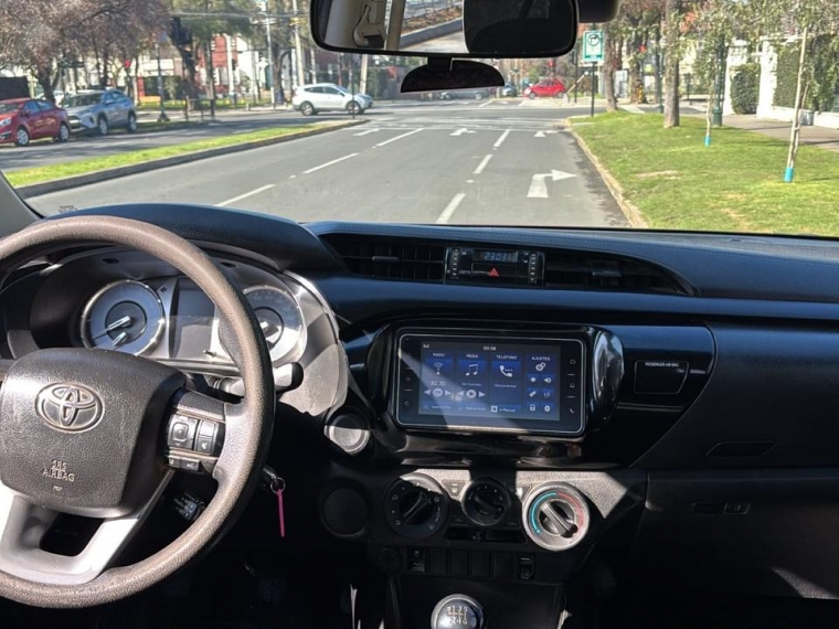 Toyota Hilux — foto 10 de 12