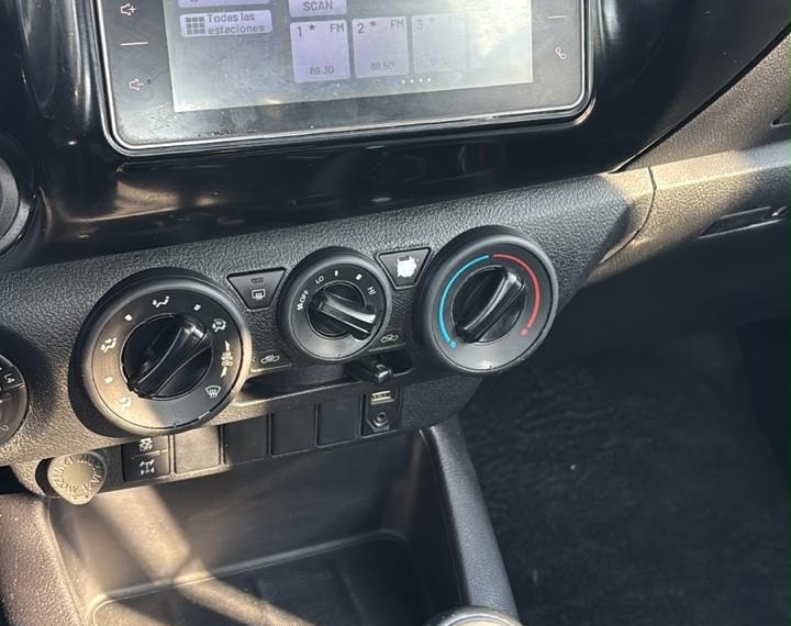 Toyota Hilux — foto 9 de 16