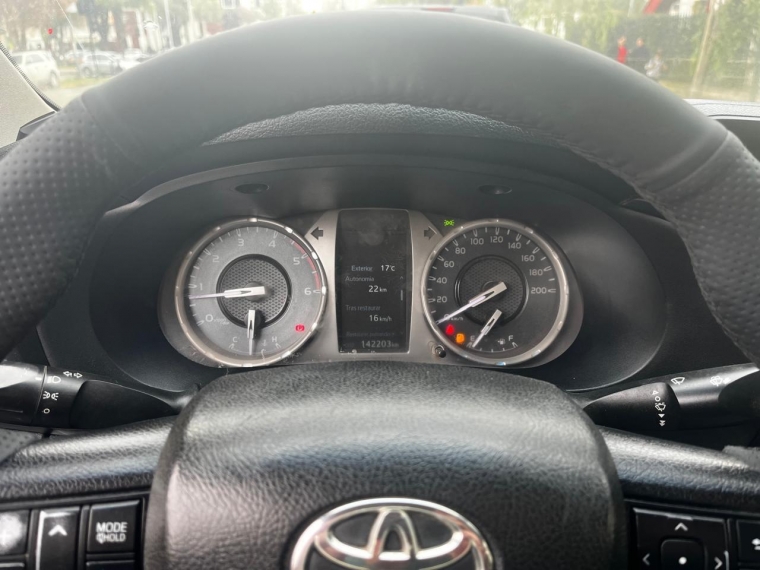 Toyota Hilux — foto 11 de 14