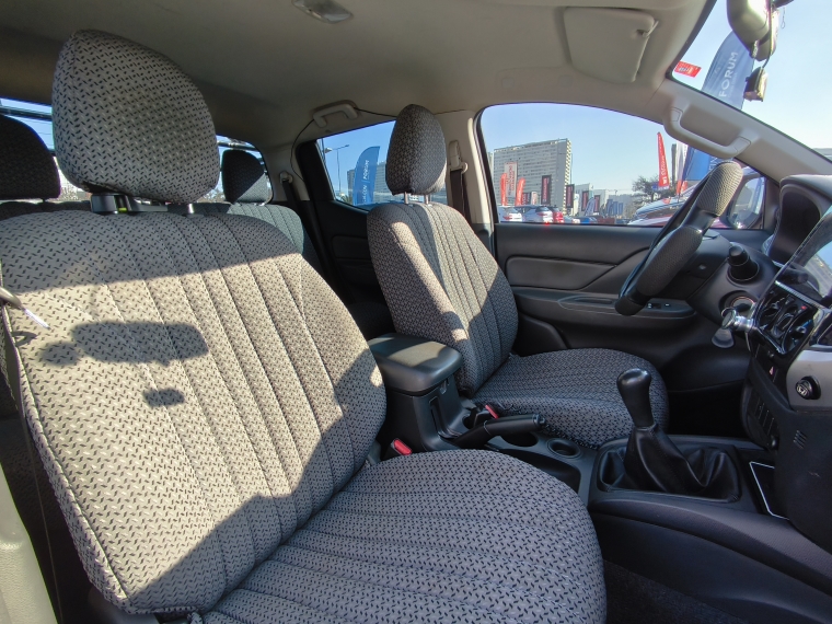 Mitsubishi L200 L200 D/c 2.4 Katana Cr 4x2 Llantas/cromado 2017 Usado en Rosselot Usados