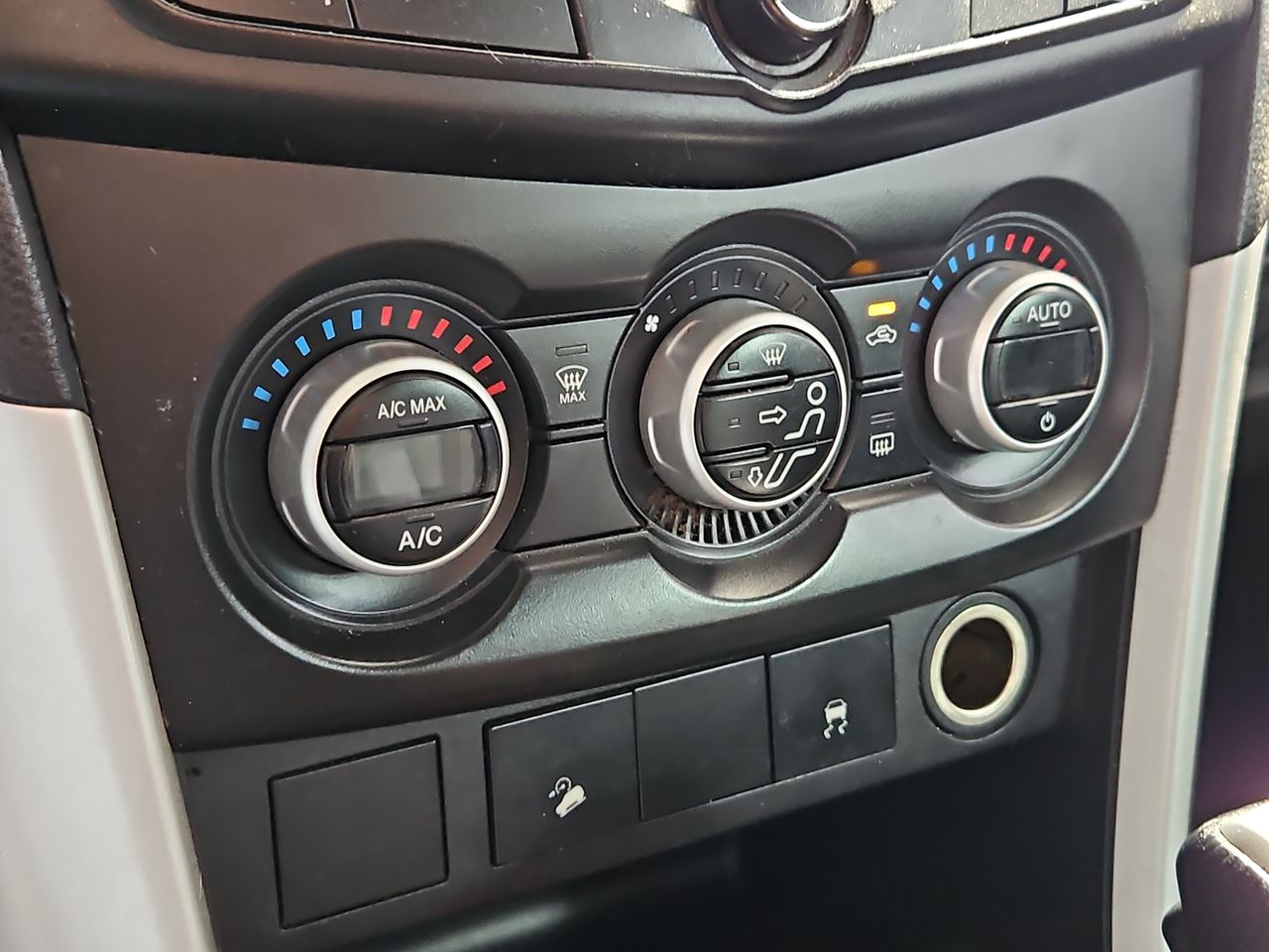 Mazda Bt-50 Bt 50 Dcab Sdx 4x4 3.2 Aut 2014 Usado en Usados de Primera - Sergio Escobar