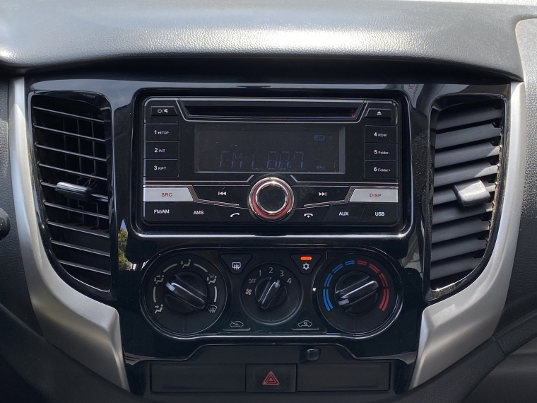 Mitsubishi L200 L200 D/c 2.4 Katana Cr 4x2 Llantas/cromado 2017 Usado en Rosselot Usados