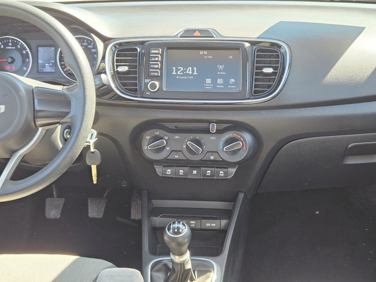KIA Soluto — foto 8 de 16