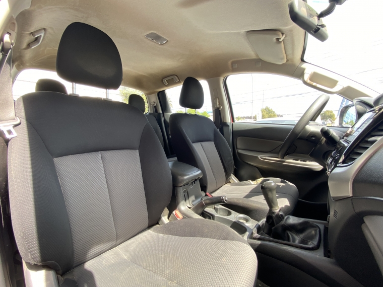 Mitsubishi L200 L200 D/c 2.4 Katana Cr 4x2 Llantas/cromado 2017 Usado en Rosselot Usados