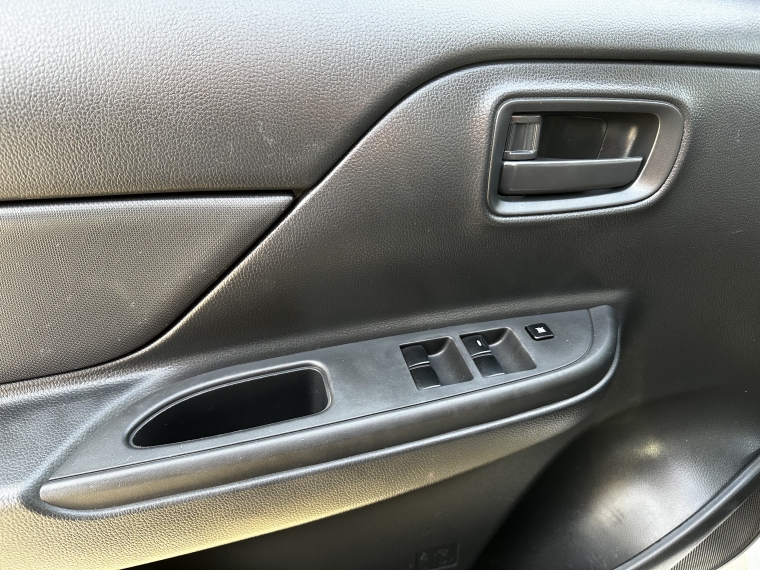 Mitsubishi L200 L200 D/c 2.4 Work Cr 4x2 Wf Doble Airbag Cc Mn 2023 Usado en Rosselot Usados