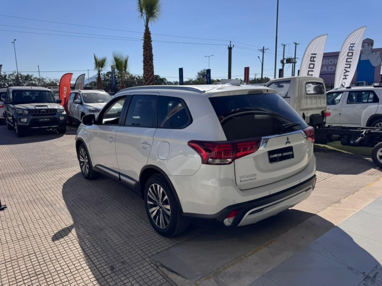 Mitsubishi Outlander 2.0 Glx At 4x2 2023 Usado  Usado en Webautos.cl