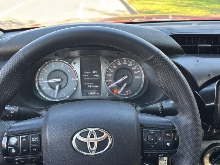 Toyota Hilux — foto 14 de 16