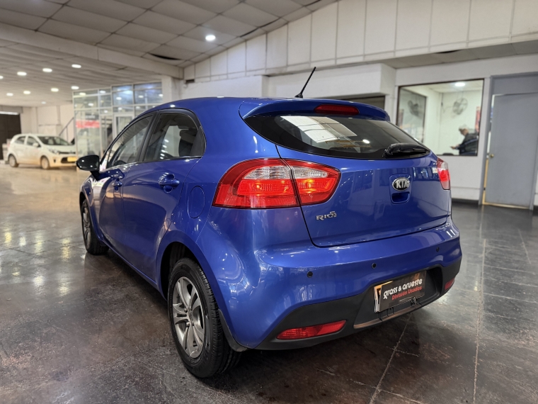 Kia Rio 5 Ub Ex 1.4l 6mt Ac 2013  Usado en Grass & Arueste