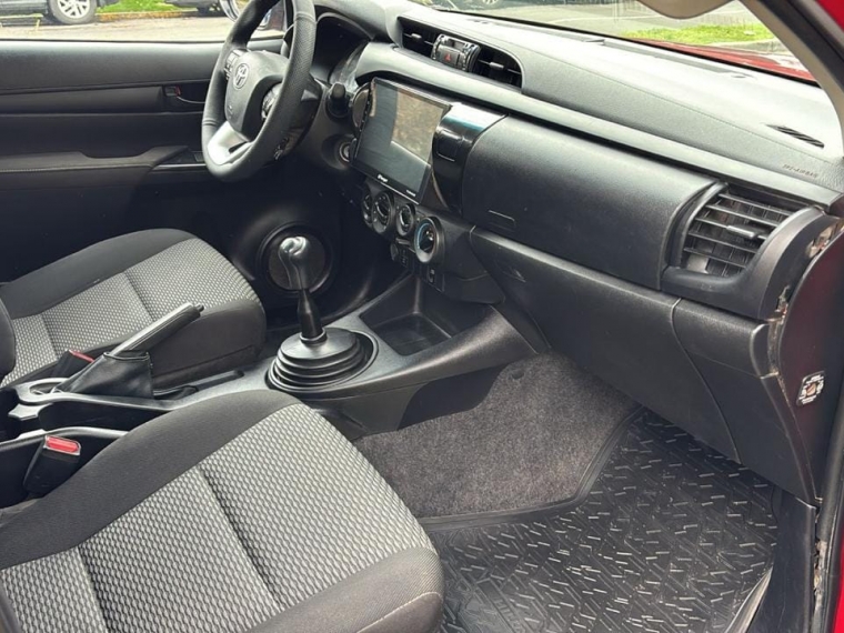 Toyota Hilux — foto 14 de 16