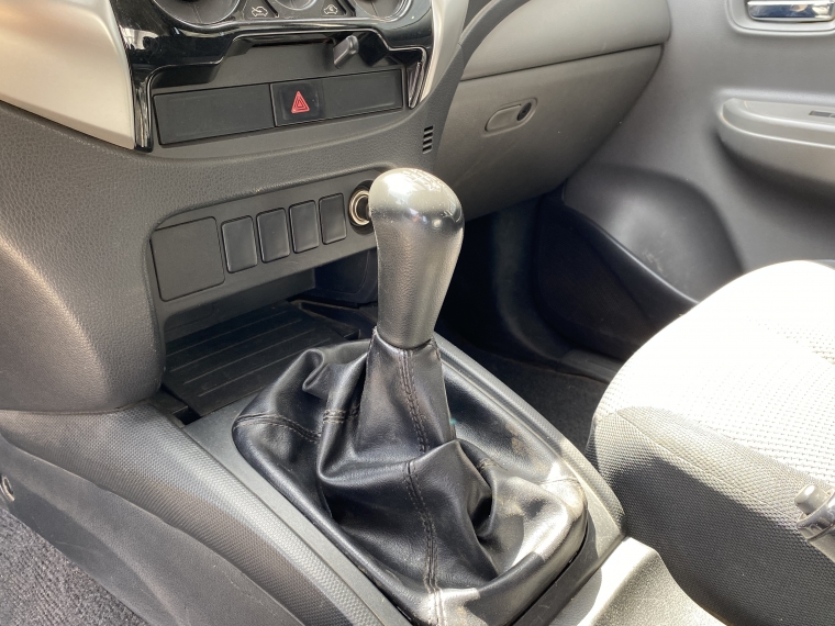 Mitsubishi L200 L200 D/c 2.4 Katana Cr 4x2 Llantas/cromado 2017 Usado en Rosselot Usados