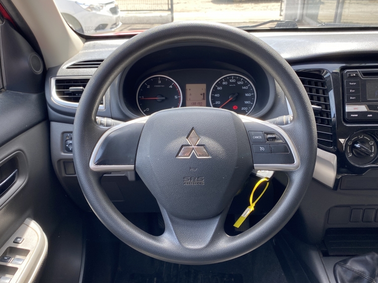 Mitsubishi L200 L200 D/c 2.4 Katana Cr 4x2 Llantas/cromado 2017 Usado en Rosselot Usados