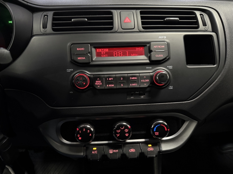 Kia Rio 5 Ub Ex 1.4l 6mt Ac 2013  Usado en Grass & Arueste