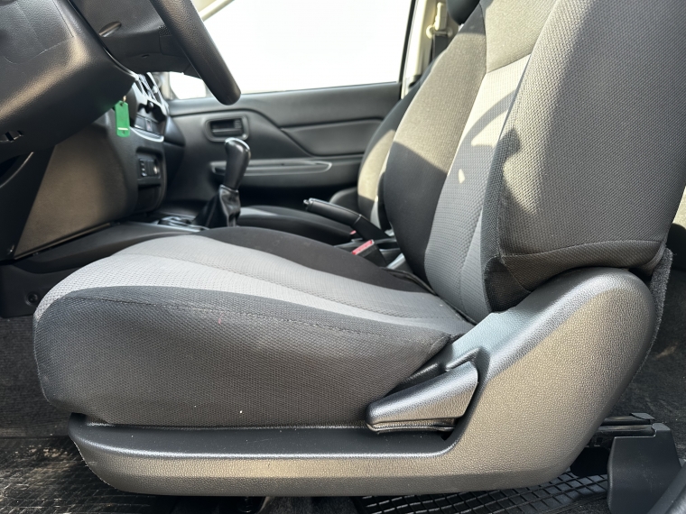 Mitsubishi L200 L200 D/c 2.4 Work Cr 4x2 Wf Doble Airbag Cc Mn 2023 Usado en Rosselot Usados