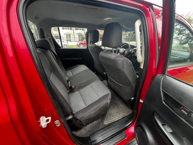 Toyota Hilux — foto 9 de 14