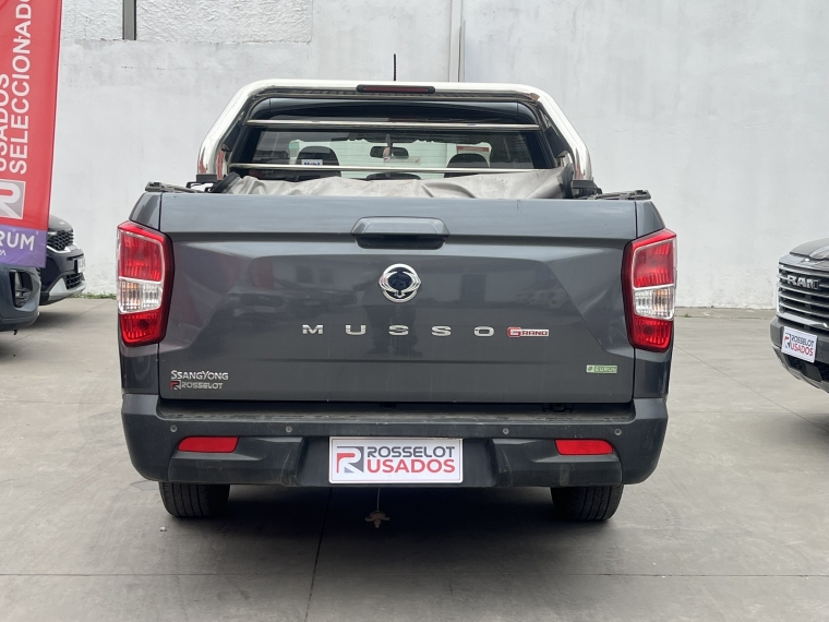 SsangYong Grand Musso — foto 4 de 24