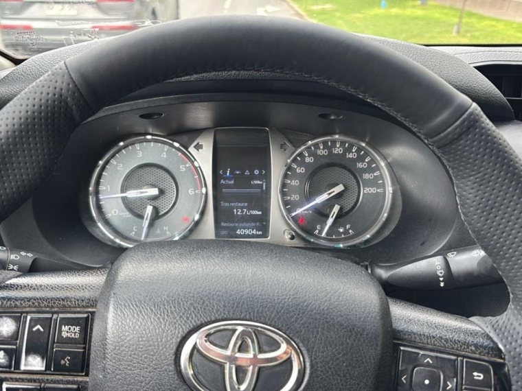 Toyota Hilux — foto 4 de 16