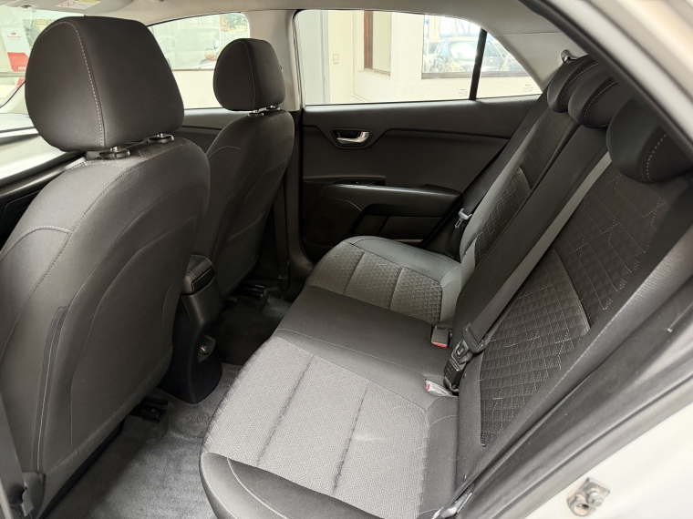 Kia Rio 5 Ex 1.4l 6mt Ac Abs 2023  Usado en Grass & Arueste