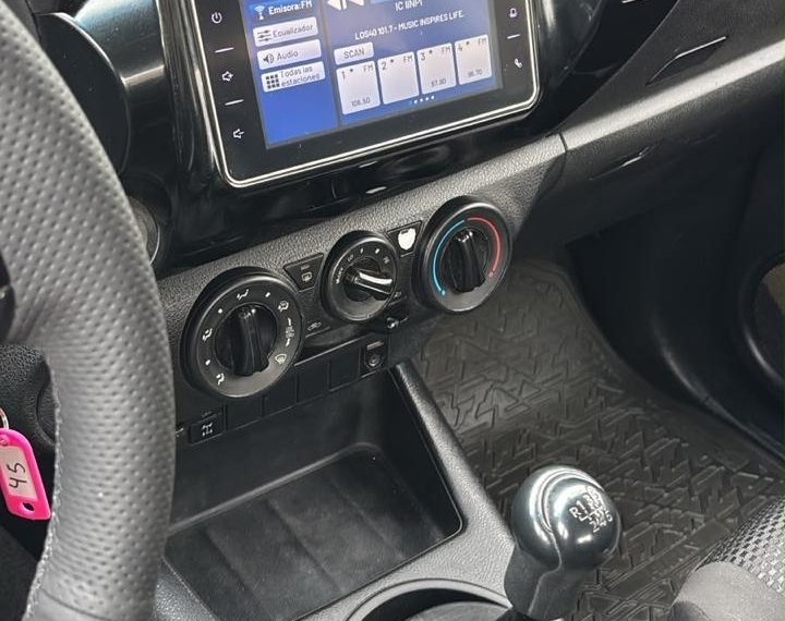 Toyota Hilux — foto 10 de 13