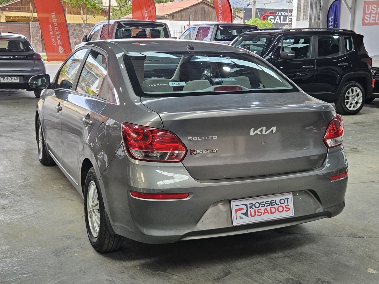 KIA Soluto — foto 7 de 17