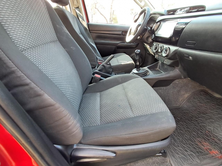 Toyota Hilux — foto 9 de 15