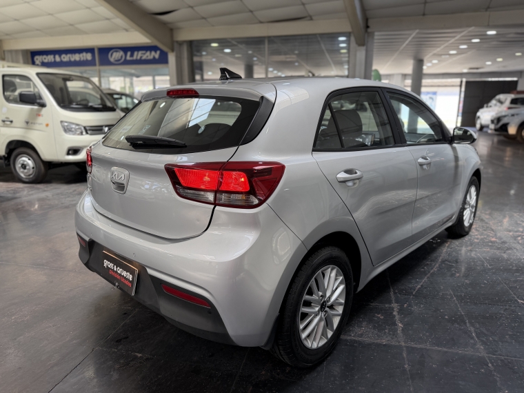 Kia Rio 5 Ex 1.4l 6mt Ac Abs 2023  Usado en Grass & Arueste
