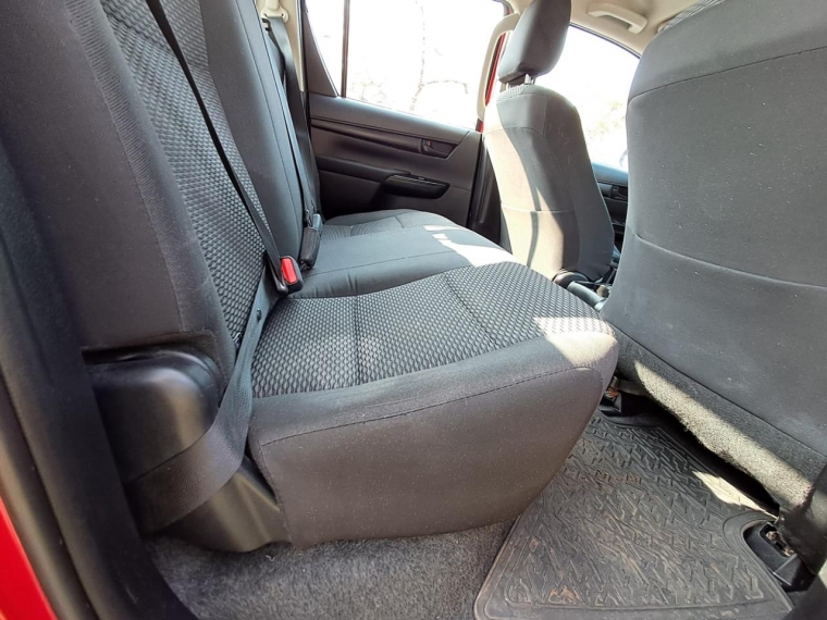 Toyota Hilux — foto 10 de 15