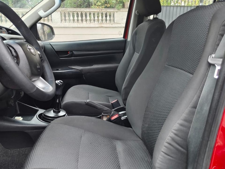 Toyota Hilux — foto 8 de 18