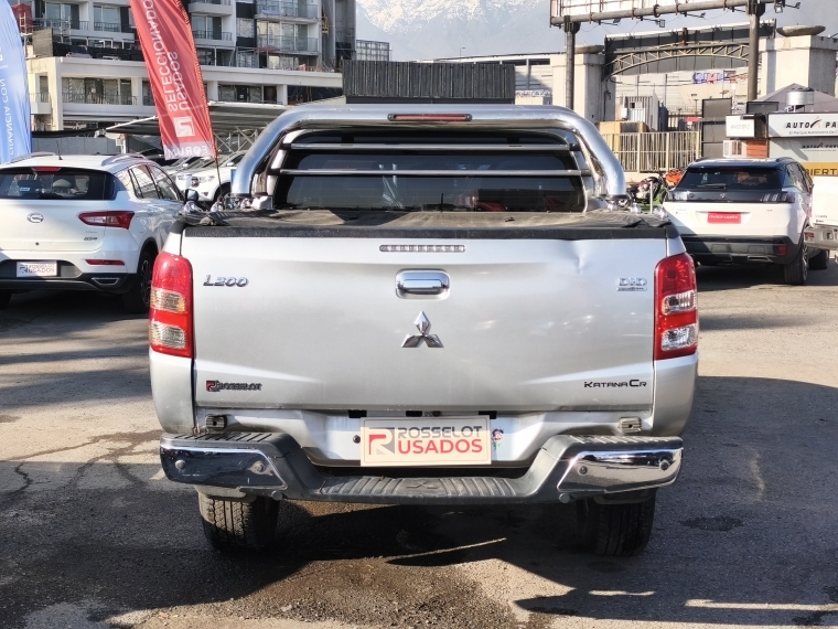 Mitsubishi L200 L200 D/c 2.4 Katana Cr 4x2 Llantas/cromado 2017 Usado en Rosselot Usados
